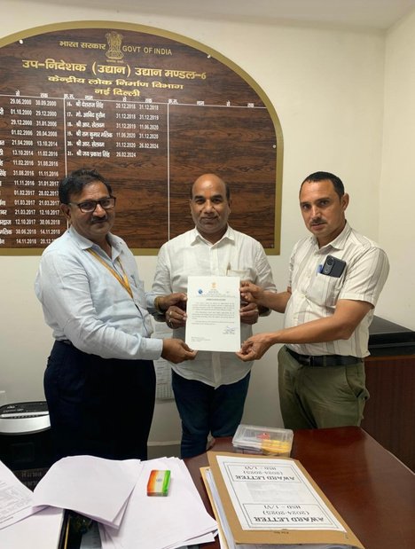 Shri Trilok Chand Saini Receiving Honor